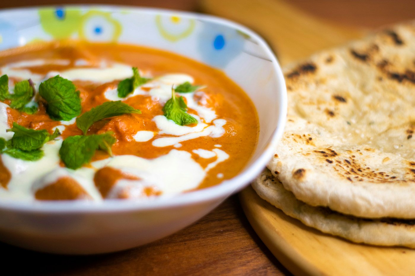 Curry indio con pan naan; fotografía de referencia
