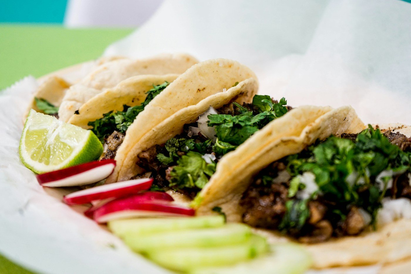 Tacos mexicanos con cilantro y limón; fotografía de referencia